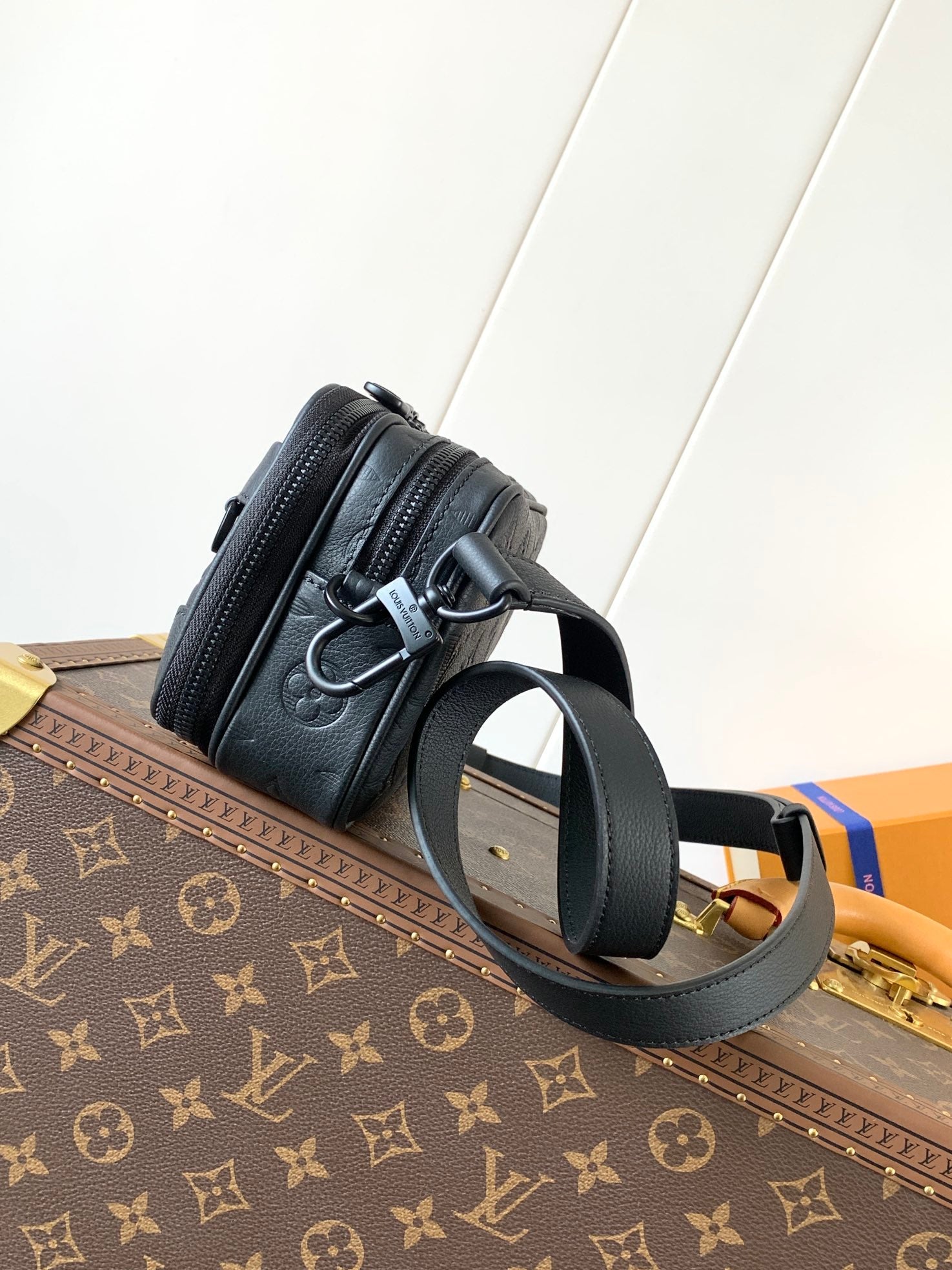 LV Nano Alpha 18.5 cm Black Monogram Embossed Shadow Cowhide mysite