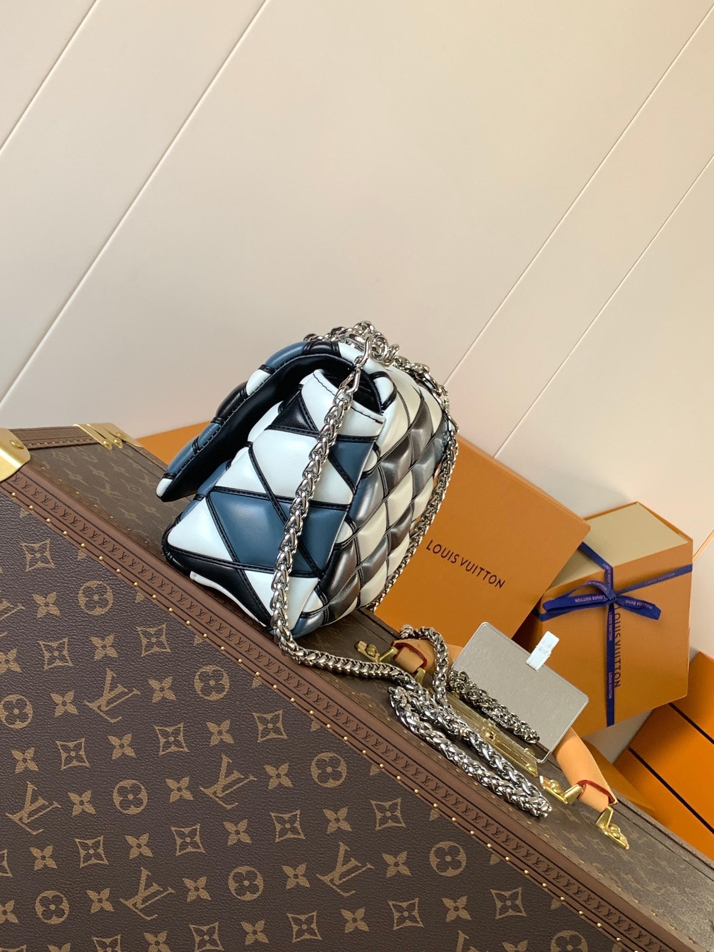 LV WOC Go-14 20cm White Black Blue Sheepskin Metal HW mysite