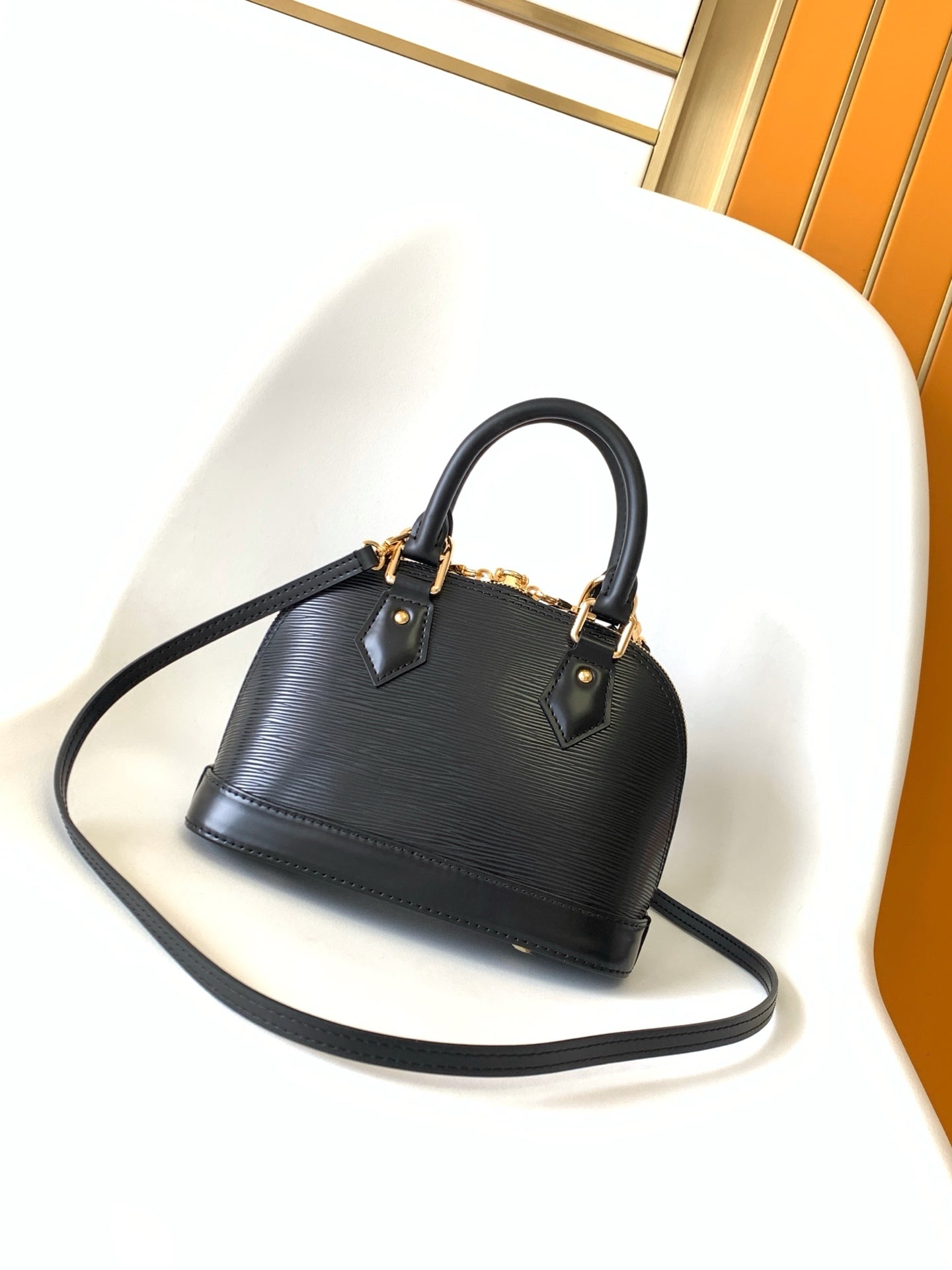 LVxTM Alma BB Handbag 18cm Black Epi Cowhide Metal GHW mysite