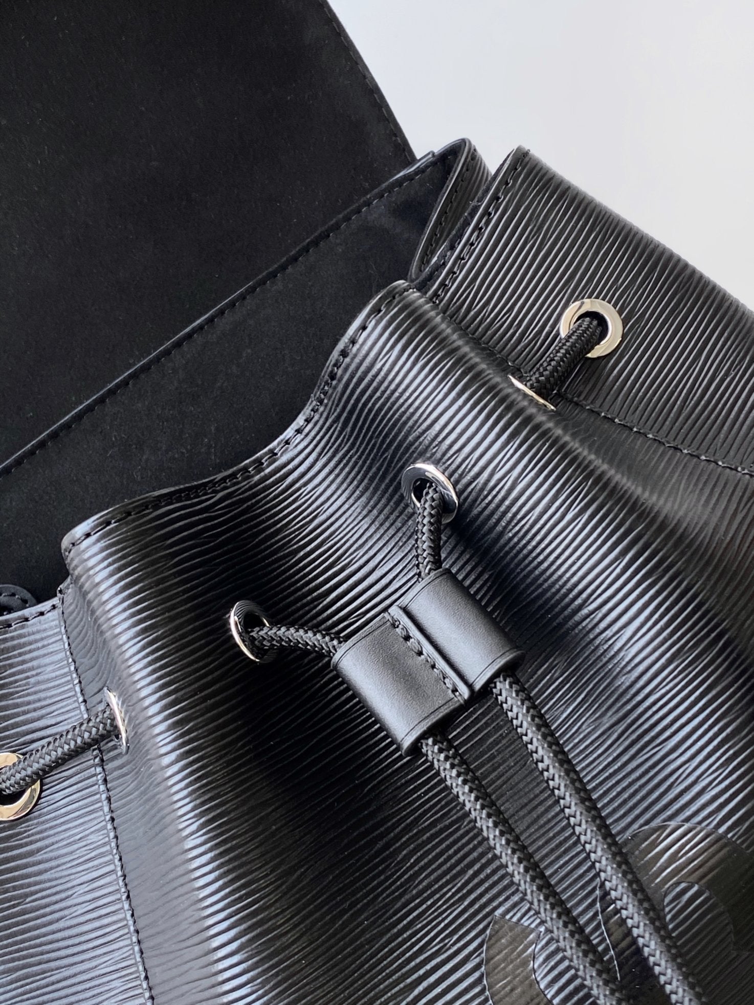 LV M41079 Christopher MM Backpack Black Epi XL Cowhide 268775 mysite