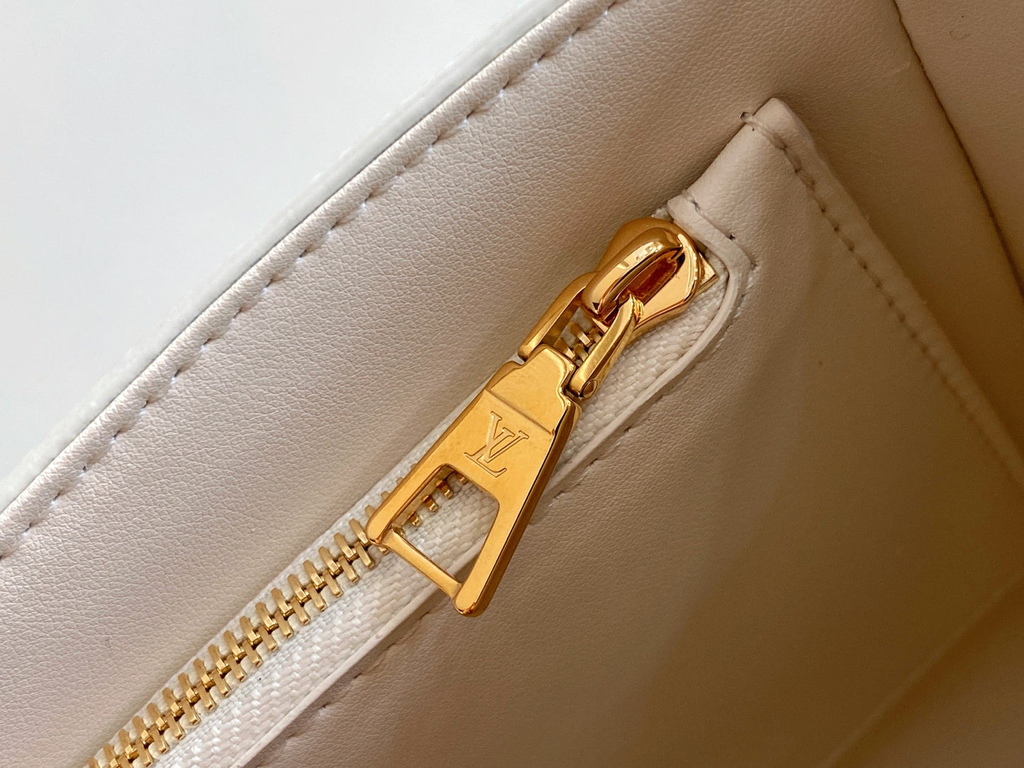 Twist MM Slim 23cm Cream Calfskin mysite