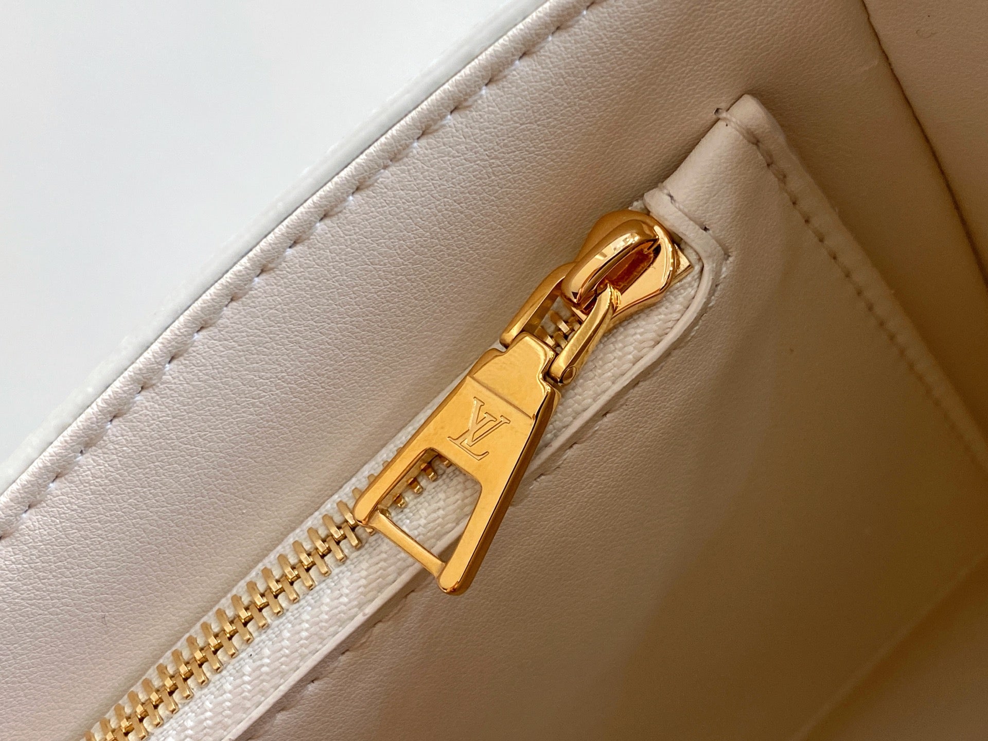 Twist MM Slim 23cm Cream Calfskin mysite