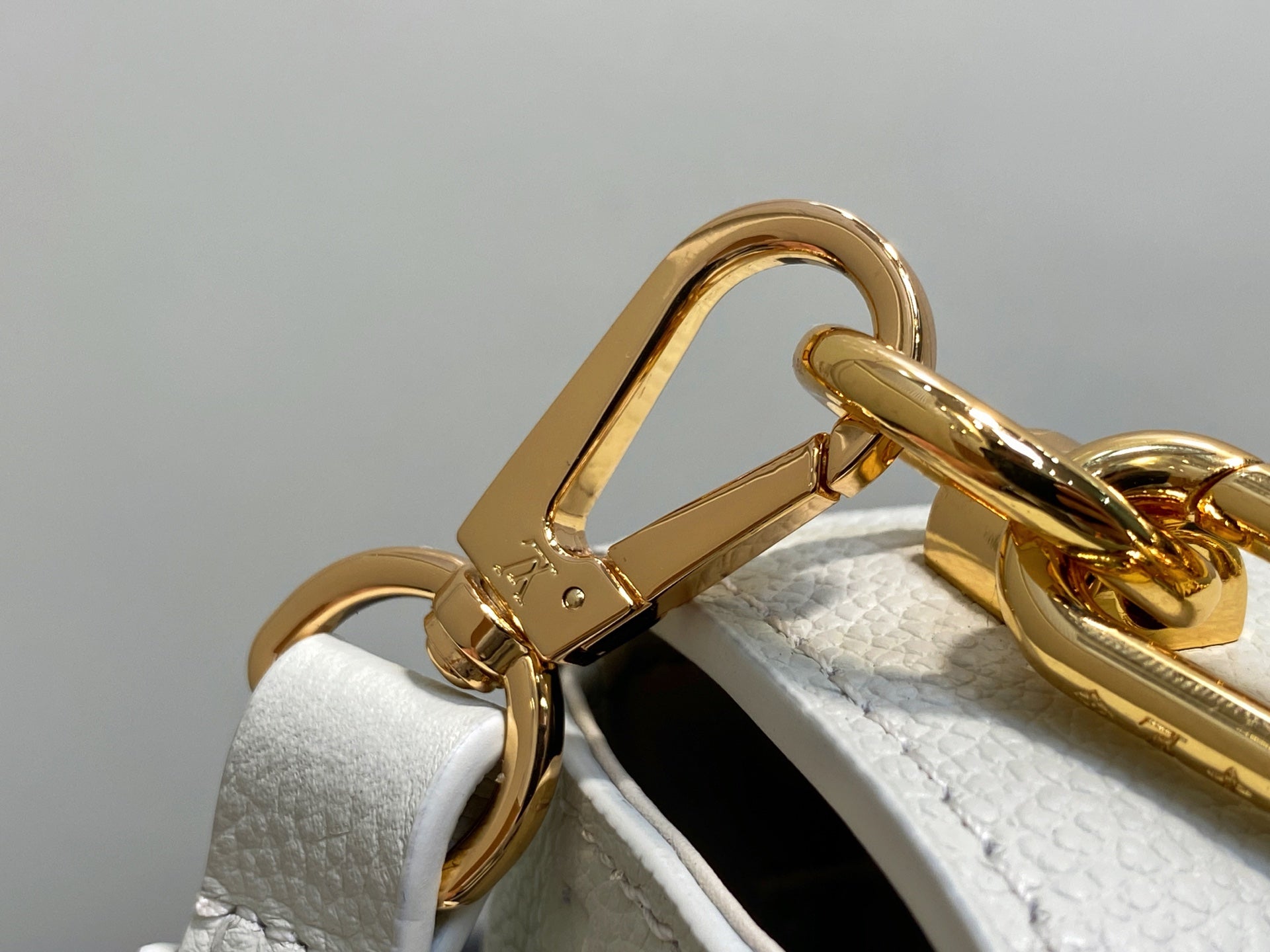 Twist MM Slim 23cm Cream Calfskin mysite