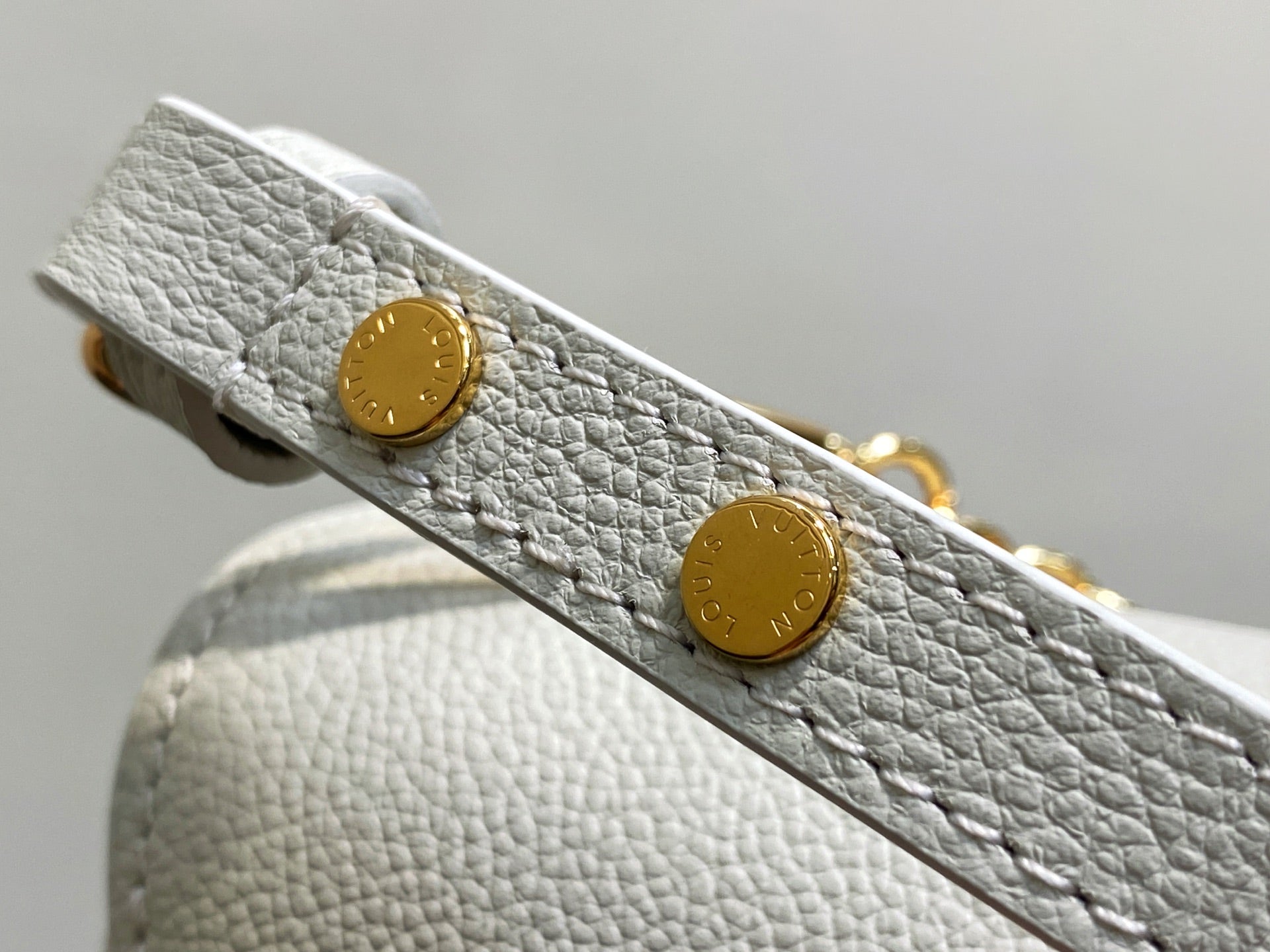 Twist MM Slim 23cm Cream Calfskin mysite