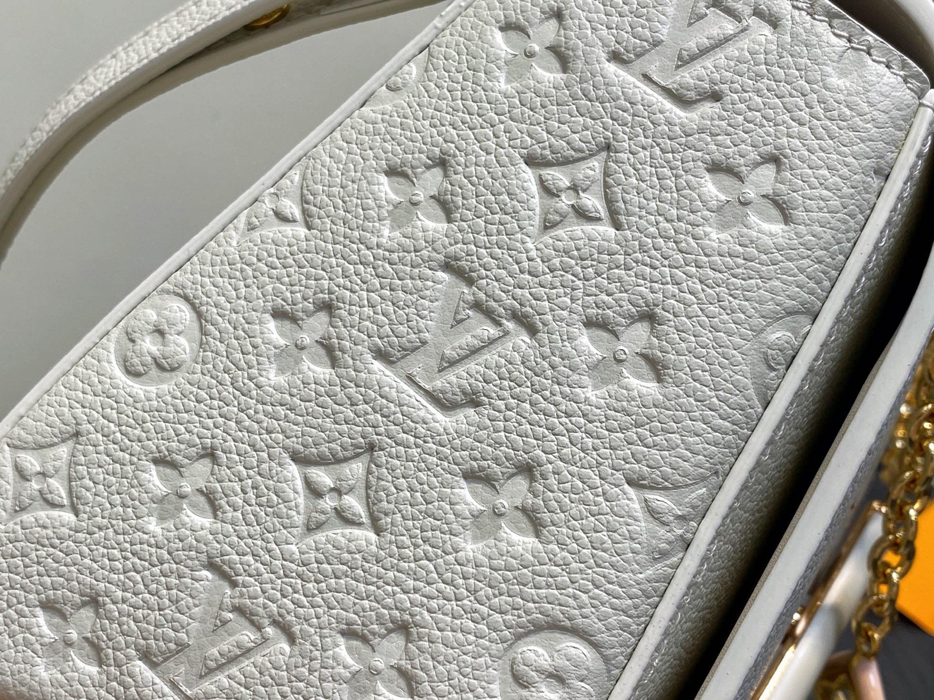 Twist MM Slim 23cm Cream Calfskin mysite