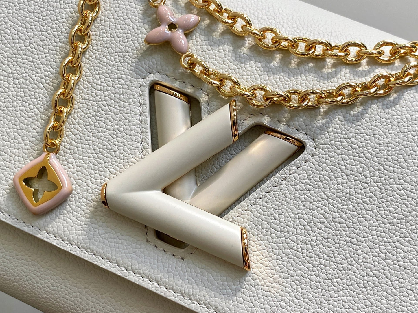 Twist MM Slim 23cm Cream Calfskin mysite