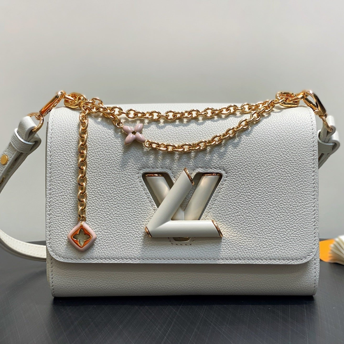 Twist MM Slim 23cm Cream Calfskin mysite