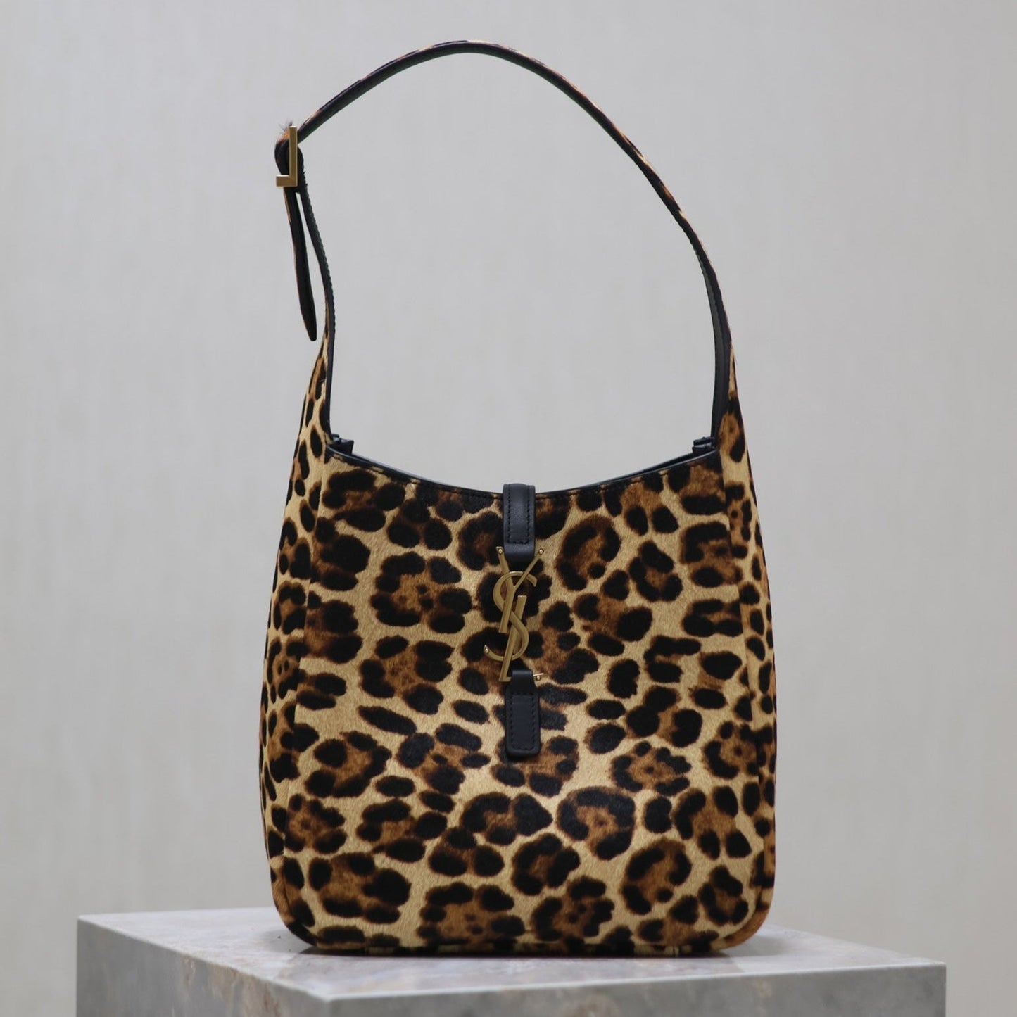 LE 5 À 7 SMALL SUPPLE 23 IN LEOPARD PRINT CALFSKIN mysite