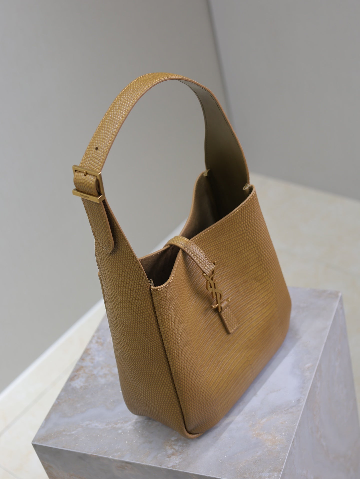 LE 5 À 7 SMALL SUPPLE 23 IN CIDER BROWN LIZARD-EMBOSSED CALFSKIN mysite