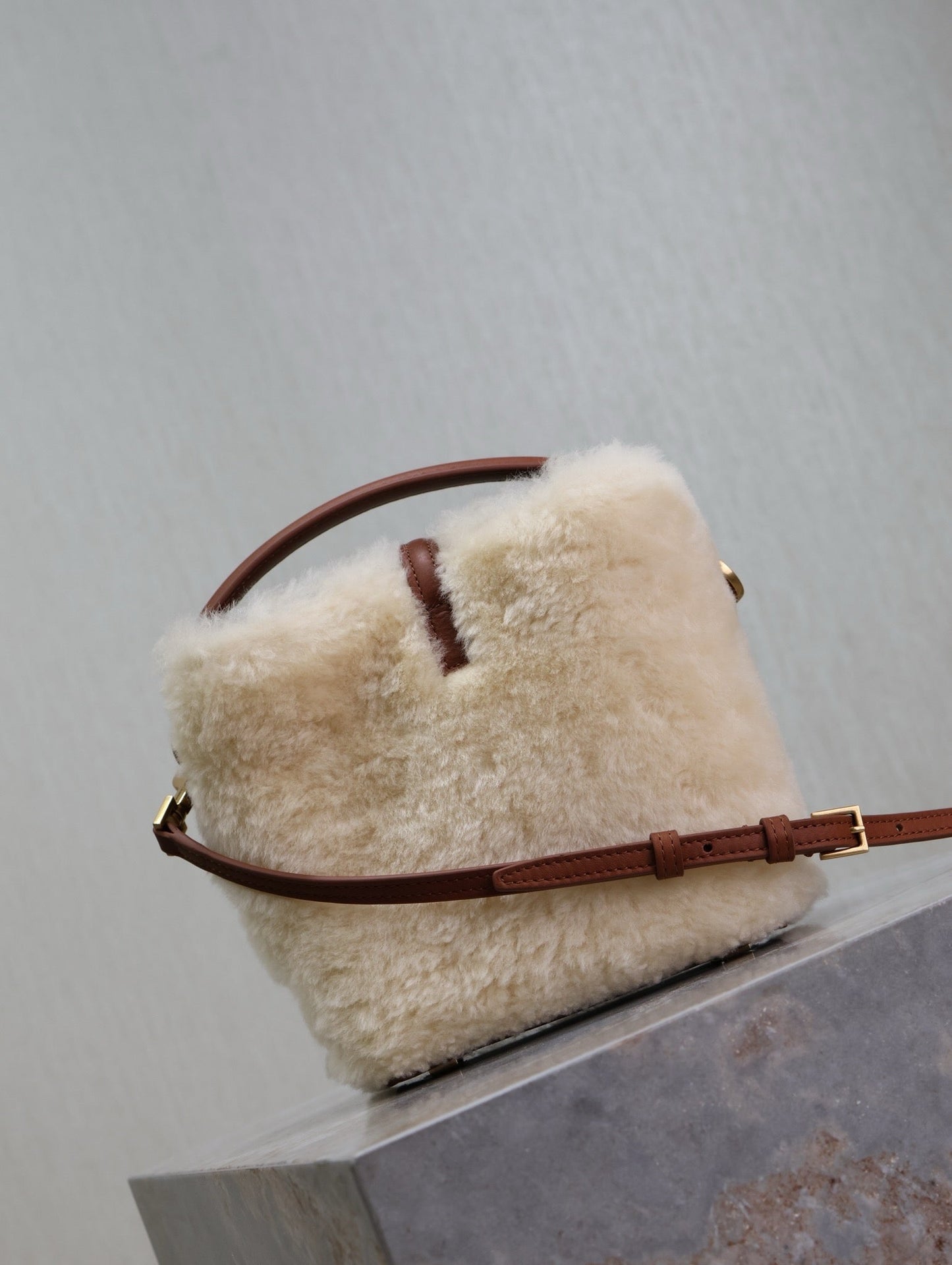 LE 37 MINI BUCKET BAG 15 IN CREAM SHEARLING AND BROWN LEATHER TRIM mysite