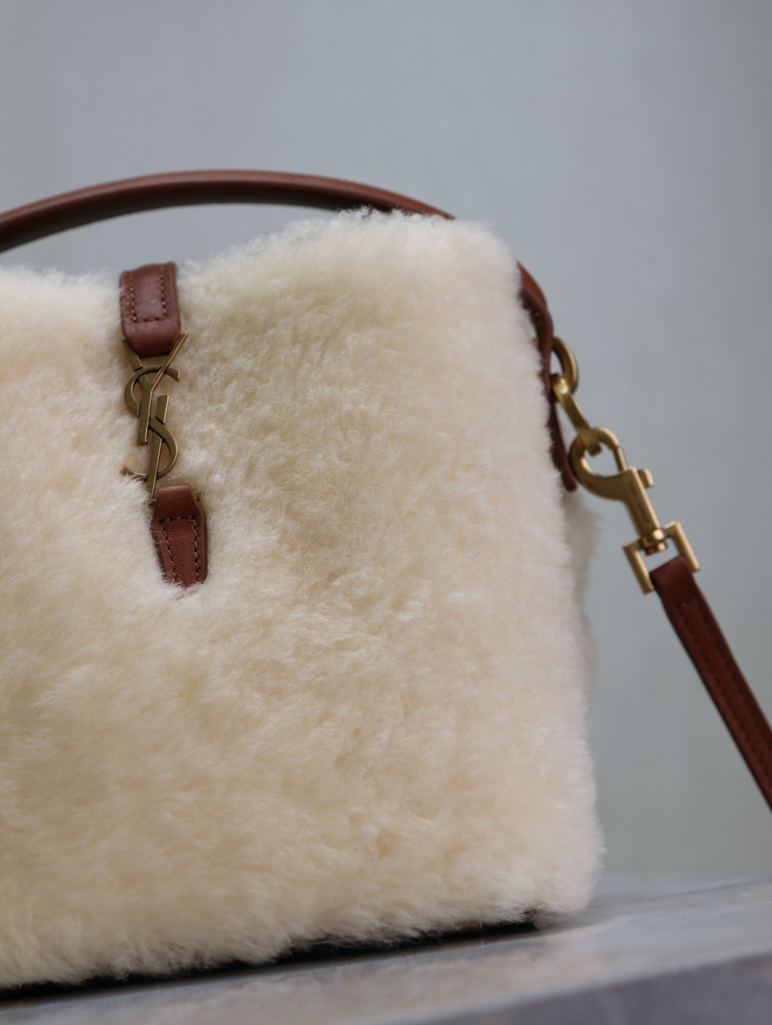 LE 37 MINI BUCKET BAG 15 IN CREAM SHEARLING AND BROWN LEATHER TRIM mysite