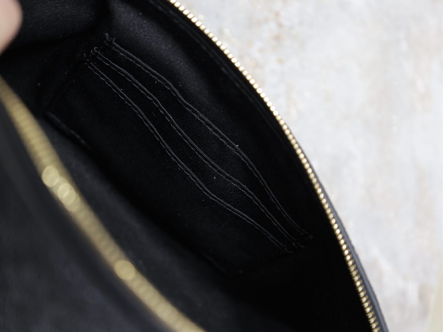 CLASSIC CROSSBODY BAG 25 IN BLACK CAVIAR LEATHER GOLD LOGO mysite