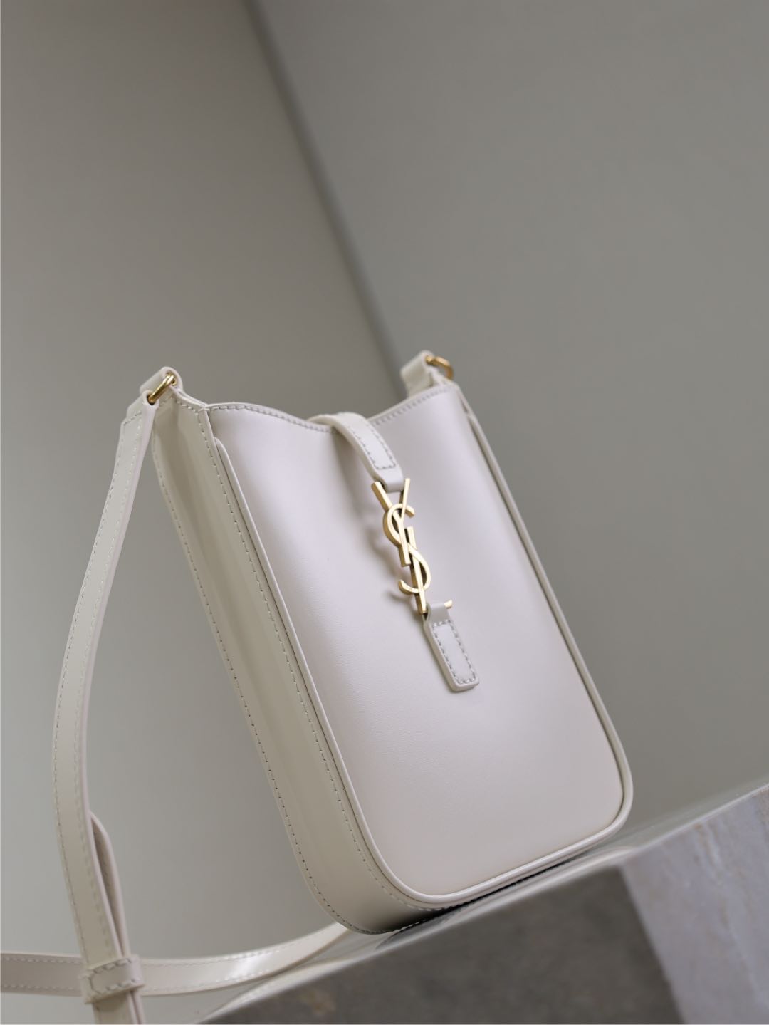 LE 5 À 7 PHONE BAG 18 IN WHITE CALFSKIN mysite