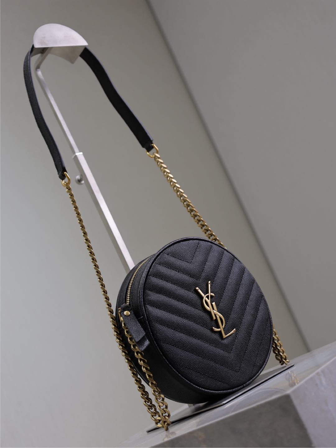 VINYLE SMALL ROUND BAG 17 IN BLACK CAVIAR LEATHER GOLD HARDWARE mysite
