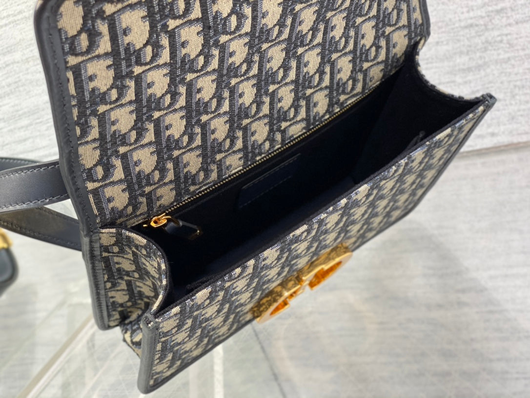 30 MONTAIGNE 24CM BLUE OBLIQUE EMBROIDERY mysite