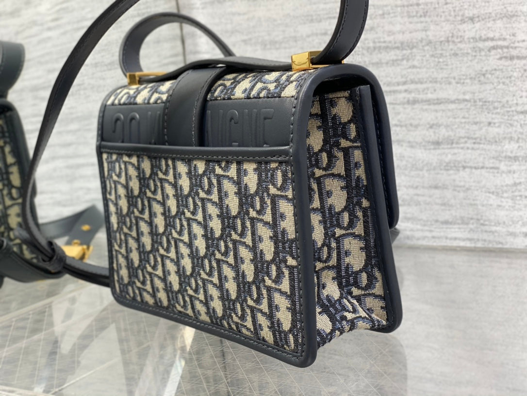 30 MONTAIGNE 21CM BLUE OBLIQUE EMBROIDERY mysite